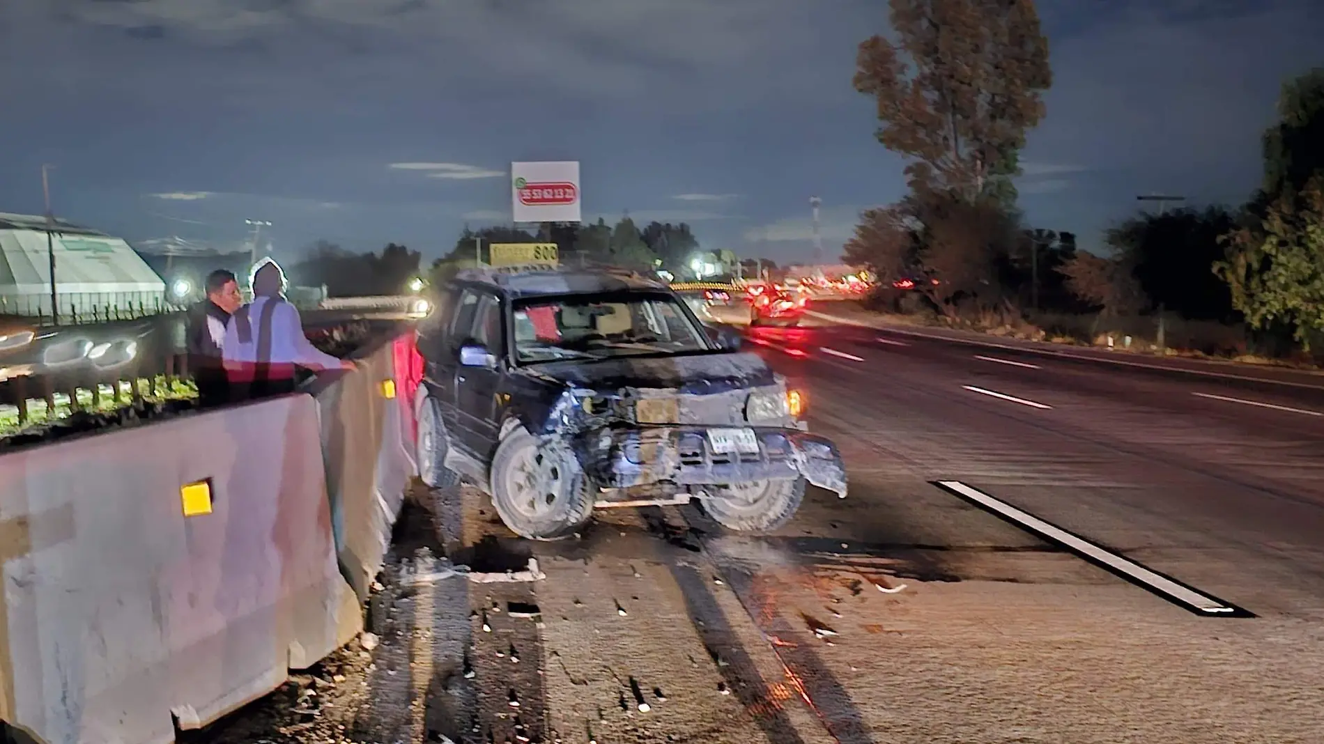 SJR POLI QUEDO EN EL CARRIL DE ALTA VELOCIDAD